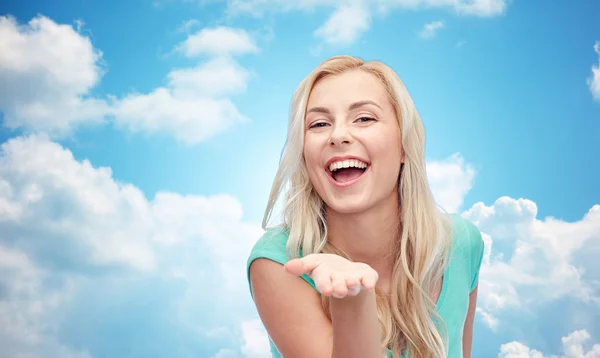 Ung kvinna eller tonårsflicka leende — Stockfoto