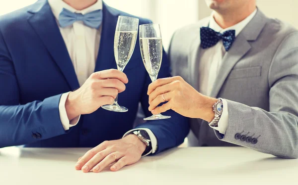 Gros plan de mâle gay couple avec champagne verres — Photo