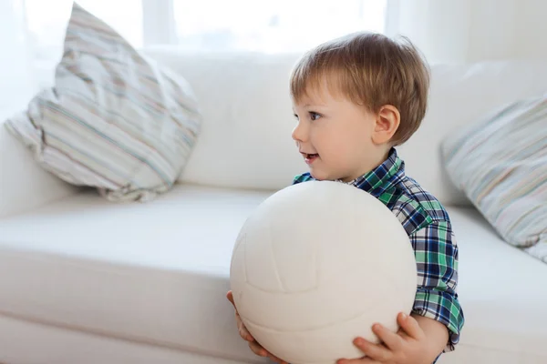 Glad liten pojke med boll hemma — Stockfoto