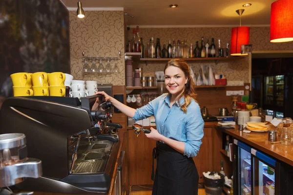 Barista vrouw maken van koffie door machine op café — Stockfoto