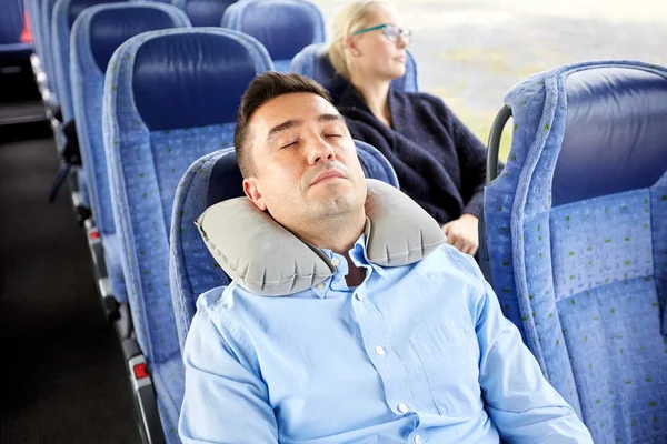 Hombre durmiendo en autobús de viaje con almohada cervical — Foto de Stock