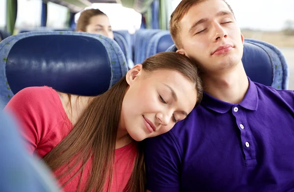 Casal feliz ou passageiros dormindo em ônibus de viagem — Fotografia de Stock
