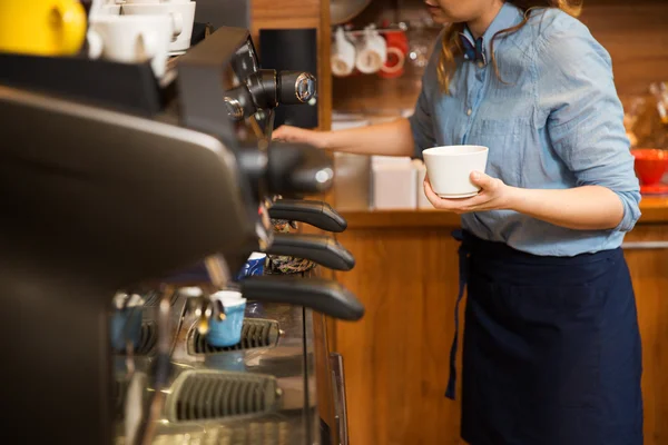 Primer plano de la mujer haciendo café por máquina en la cafetería — Foto de Stock