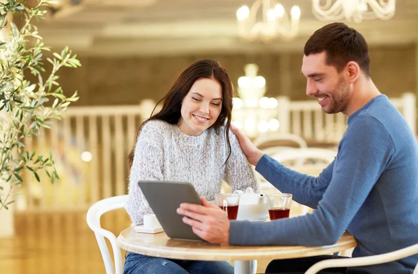 Couple heureux avec tablette pc boire du thé au café — Photo