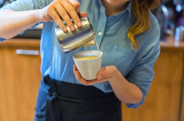 Close up van vrouw maken van koffie in de winkel of café dichtbij — Stockfoto