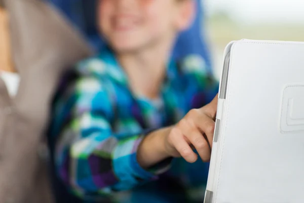 Çocuğun Seyahat otobüs tablet pc ile yakın çekim — Stok fotoğraf