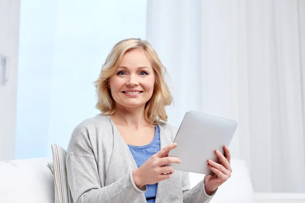 Mulher de meia-idade feliz com tablet pc em casa — Fotografia de Stock