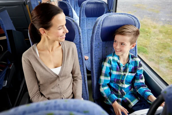 幸福的家庭，乘坐旅游巴士 — 图库照片