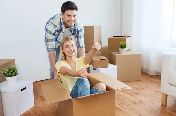 Boldog pár birtoklás móka-val dobozok-új otthon — Stock Fotó