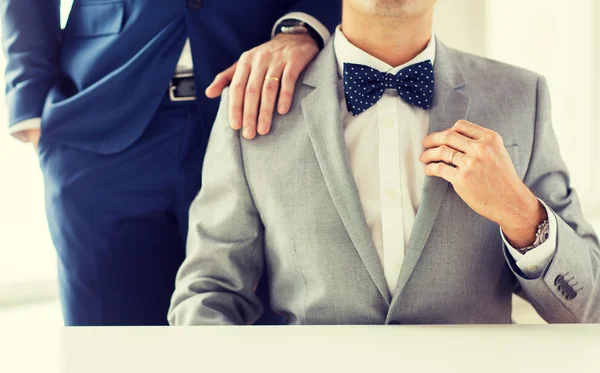 Close up de masculino gay casal com casamento anéis no — Fotografia de Stock