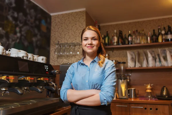 在咖啡店里快乐的咖啡师女人 — 图库照片