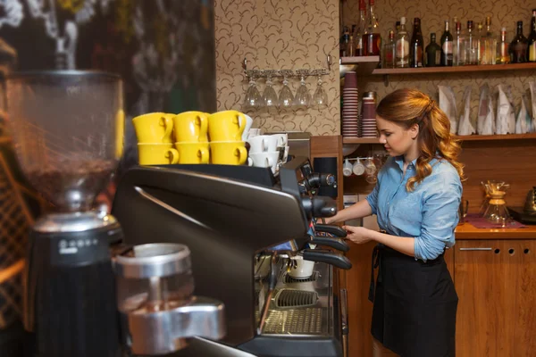 Barista kvinna att göra kaffe bearbetar med maskin på café — Stockfoto