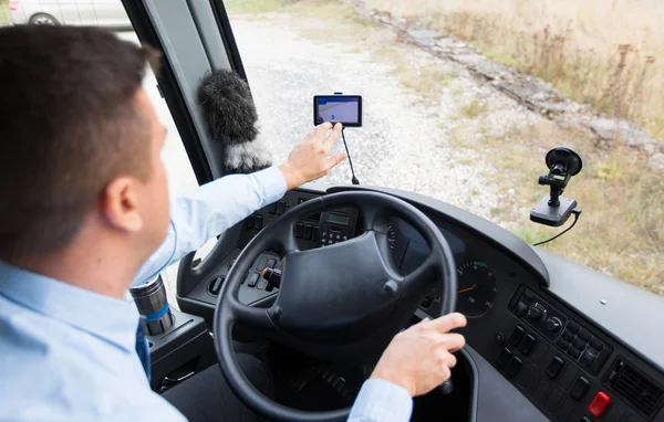 Närbild på busschauffören som kör med GPS-navigator — Stockfoto