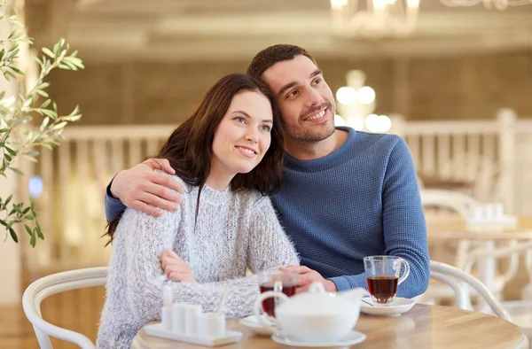 Šťastný pár pití čaje v restauraci — Stock fotografie