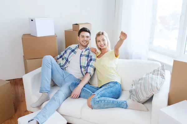 Pareja con cajas mudándose a casa nueva y soñando — Foto de Stock