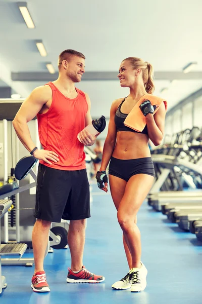 Smiling man and woman talking in gym — Stock Photo, Image