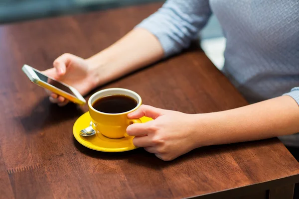 Primer plano de la mujer con teléfono inteligente y café —  Fotos de Stock