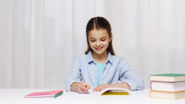 Scuola ragazza mano scrittura matematica compito di blocco note — Video Stock