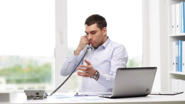 Hombre de negocios con portátil llamando por teléfono — Vídeos de Stock