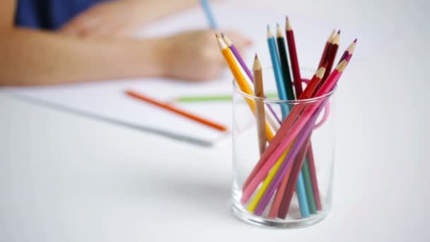 Dibujo de niña feliz con lápices de color en casa — Vídeos de Stock