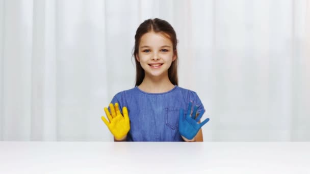 Sonriente chica mostrando las manos pintadas — Vídeo de stock