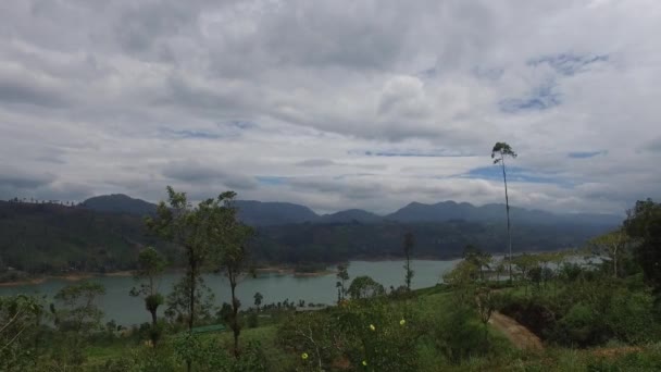 Blick von den Hügeln auf See oder Fluss — Stockvideo