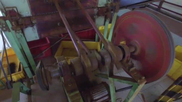Mecanismo de máquina vintage na fábrica — Vídeo de Stock