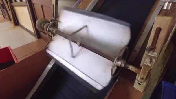 Transportband machine spinnen peddel in fabriek — Stockvideo