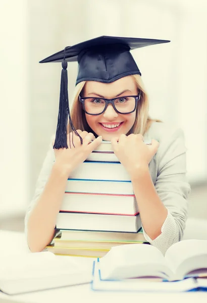 Estudiante en gorra de graduación — Foto de Stock