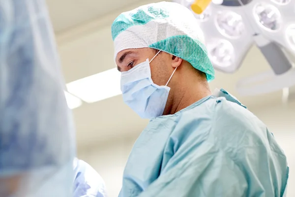 Grupp av kirurger i operationssalen på sjukhus — Stockfoto
