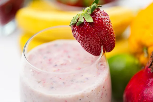 Nahaufnahme von Glas mit Milchshake und Früchten — Stockfoto