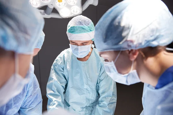 병원 수술 실에서 외과 의사의 그룹 — 스톡 사진