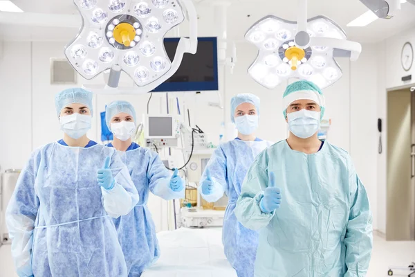 Groep van chirurgen in operatiekamer in ziekenhuis — Stockfoto