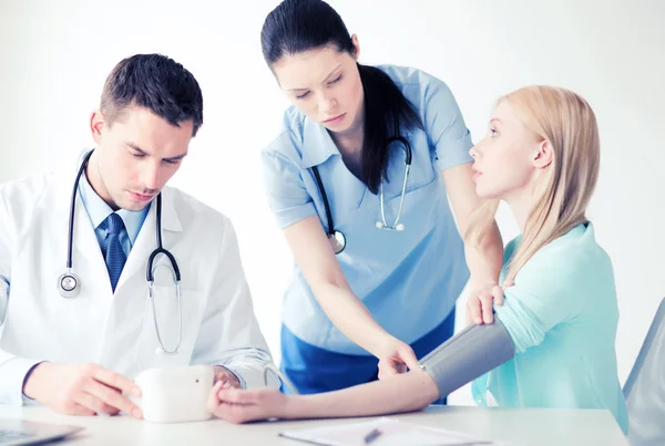 Médico y paciente en el hospital — Foto de Stock