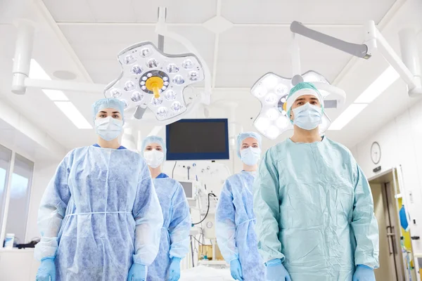 Groupe de chirurgiens en salle d'opération à l'hôpital — Photo