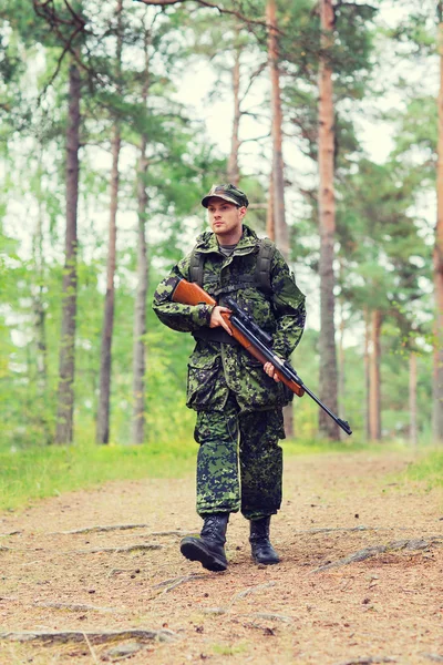 Ung soldat eller jägare med pistol i skogen — Stockfoto