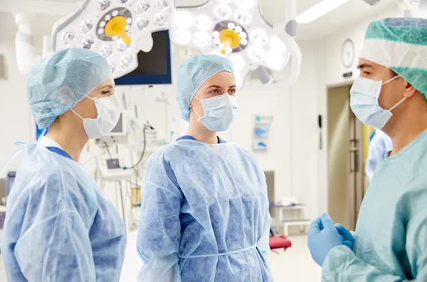 Gruppo di chirurghi in sala operatoria in ospedale — Foto Stock