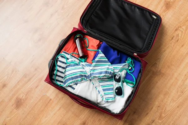 Nahaufnahme der Reisetasche mit Strandkleidung — Stockfoto