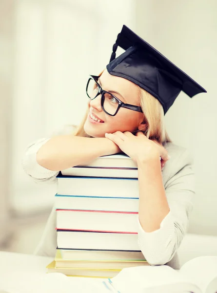 Estudante em boné de graduação — Fotografia de Stock