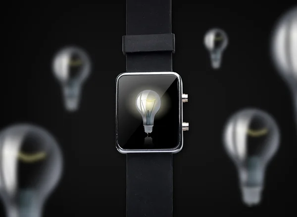 Close up de relógio inteligente com lâmpada na tela — Fotografia de Stock