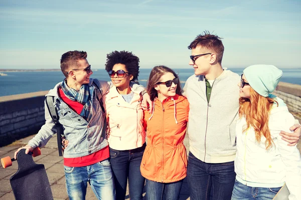 Amigos sonrientes en gafas de sol riendo en la calle — Foto de Stock