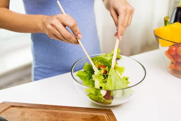 Close up de mulher cozinhar salada de legumes em casa — Fotografia de Stock