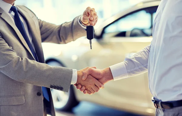 Close up of handshake in auto show or salon — Stock Photo, Image