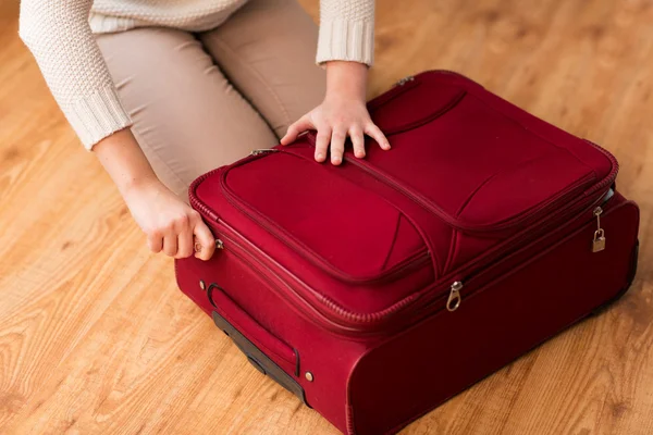 Close up de mulher embalagem saco de viagem para férias — Fotografia de Stock