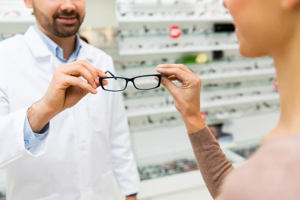 Närbild av optiker med glasögon på optik butik — Stockfoto