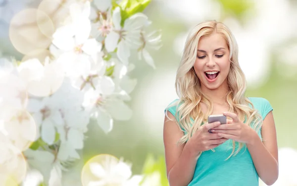 Happy young woman or teenage girl with smartphone — Stock Photo, Image