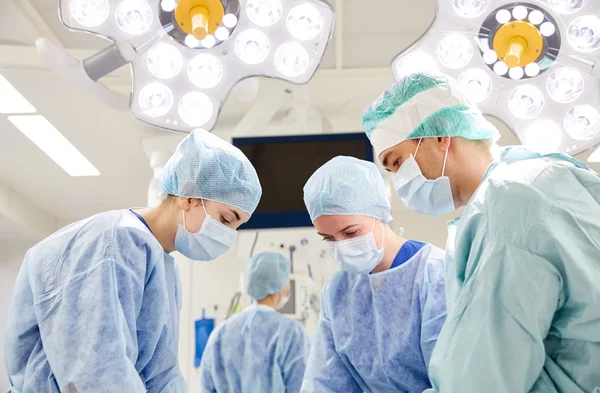 Group of surgeons in operating room at hospital — Stock Photo, Image