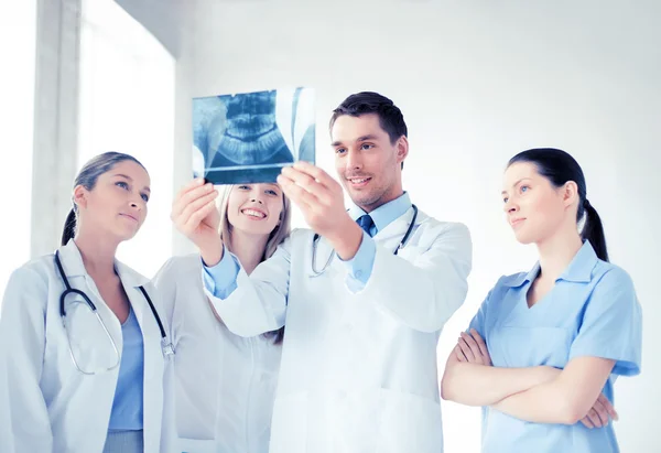 Grupo joven de médicos mirando rayos X — Foto de Stock