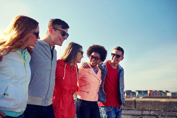 Glückliche Teenager-Freunde, die die Stadtstraße entlanglaufen — Stockfoto