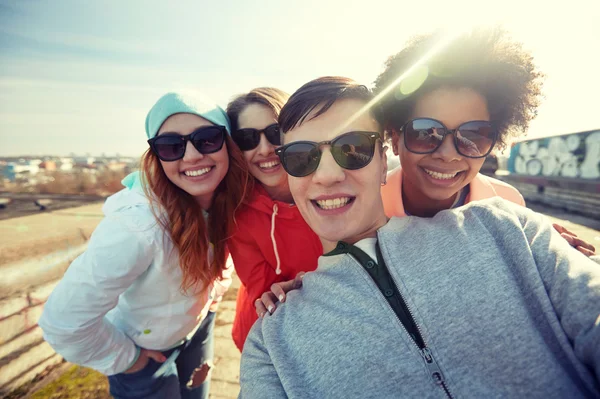 Groupe d'amis heureux prenant selfie dans la rue — Photo